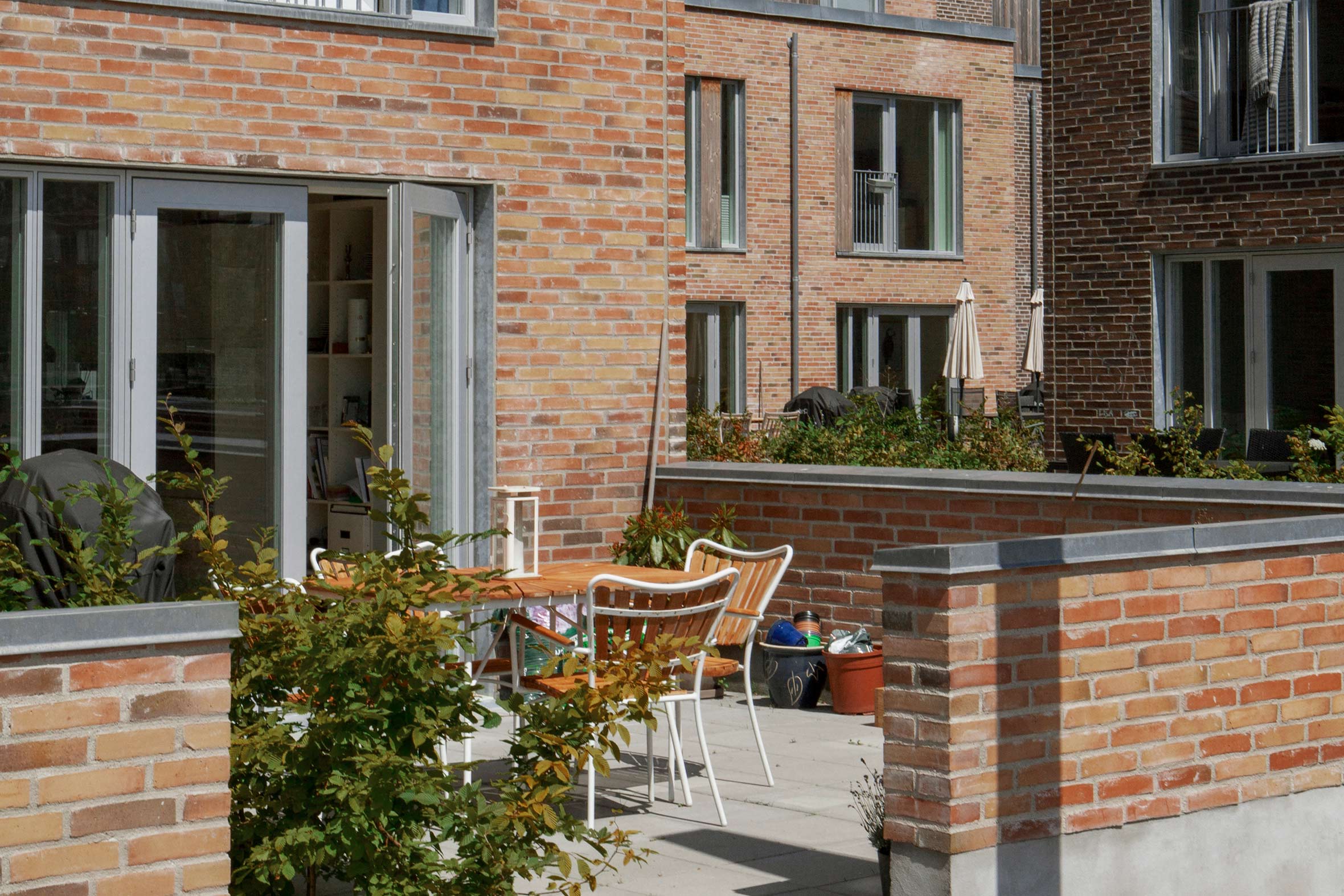 Hyggelig terrasse med havemøbler i Fælledhusene på Amager