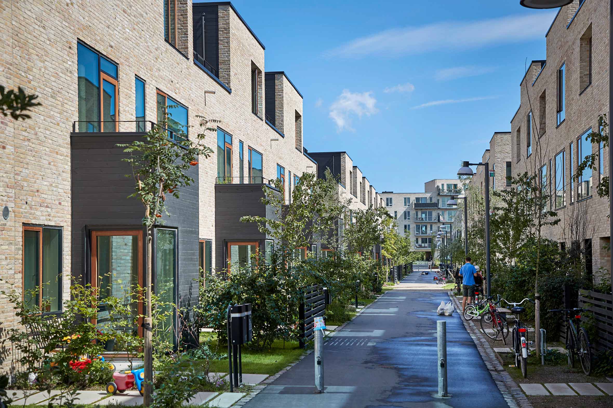 Nybyggede byhuse på Islands Brygge med altaner og terrasse og rolig sti i mellem husene