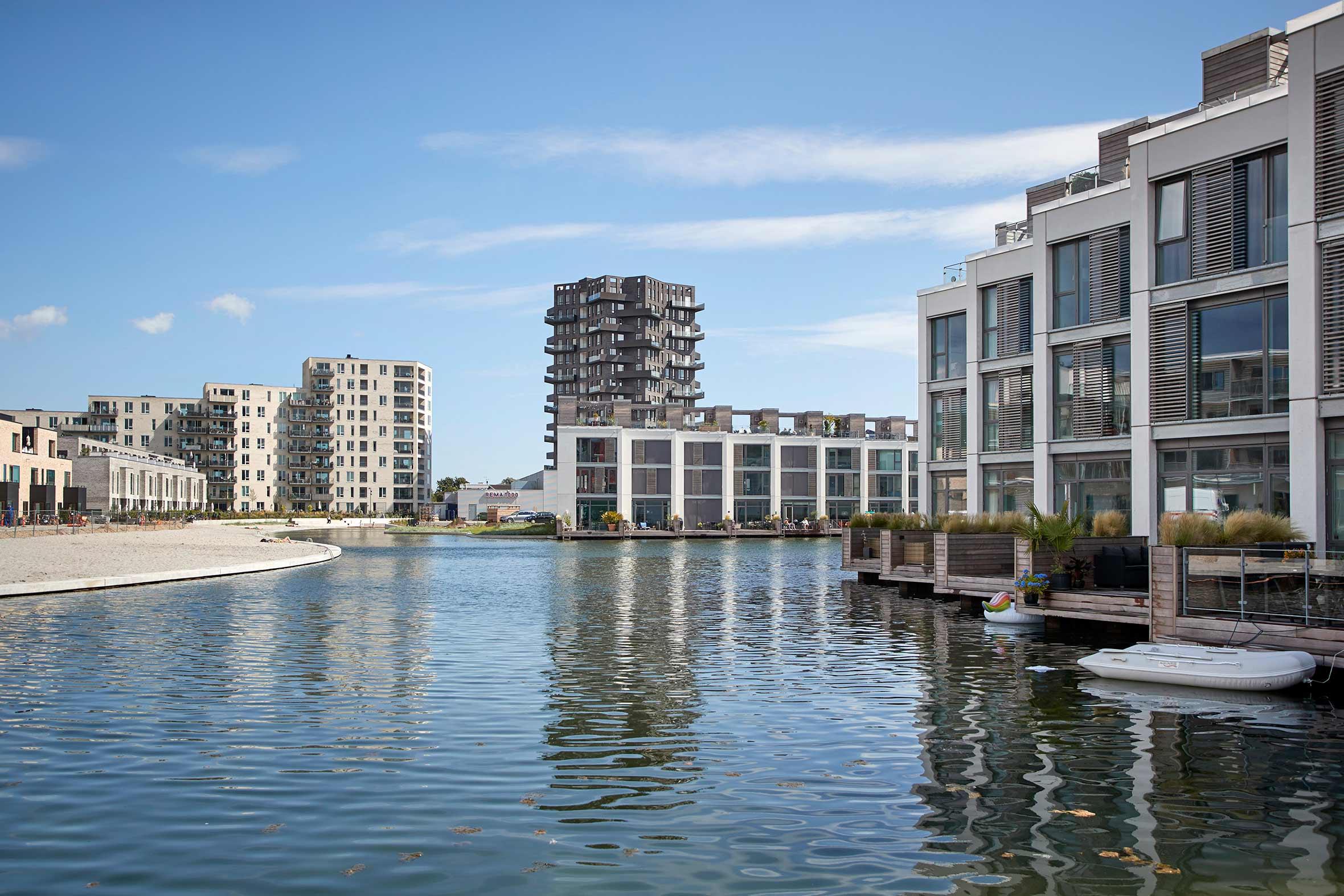 Rækkehuse i 3-plan med terrasse lige ud til kanal med sandstrand på Islands Brygge