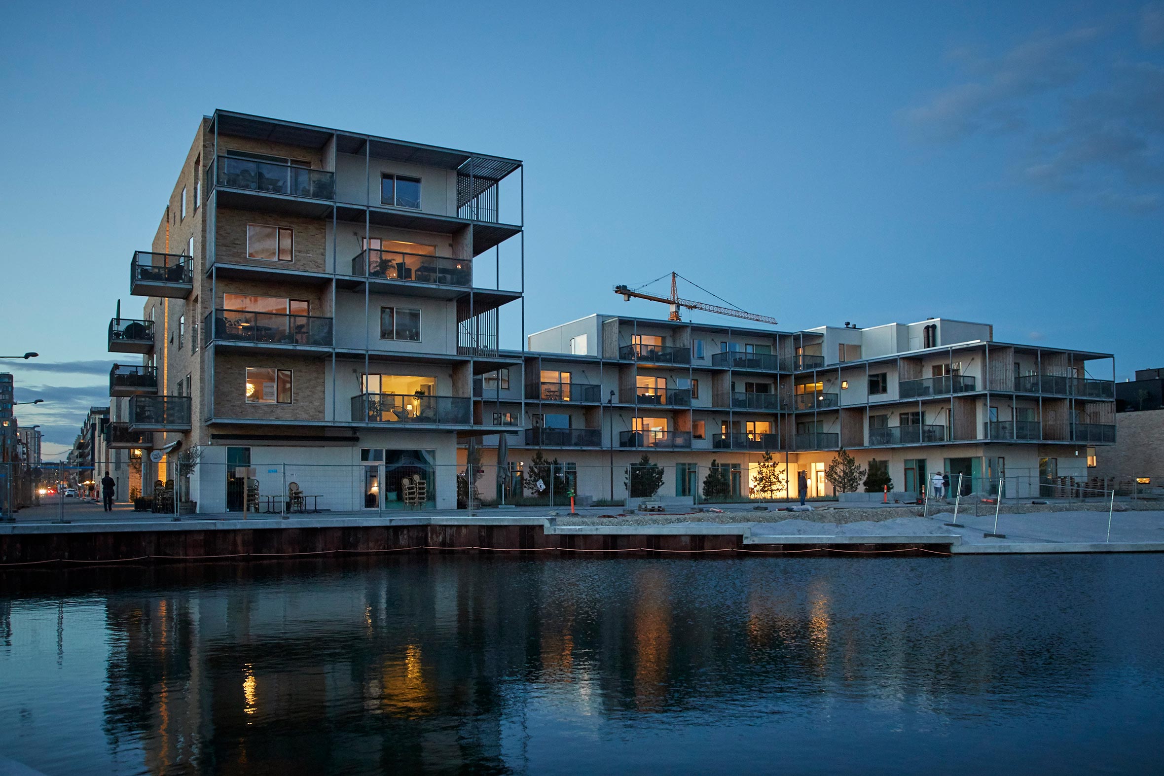 Lejligheder med altaner og hyggelig kanal udenfor på Islands Brygge