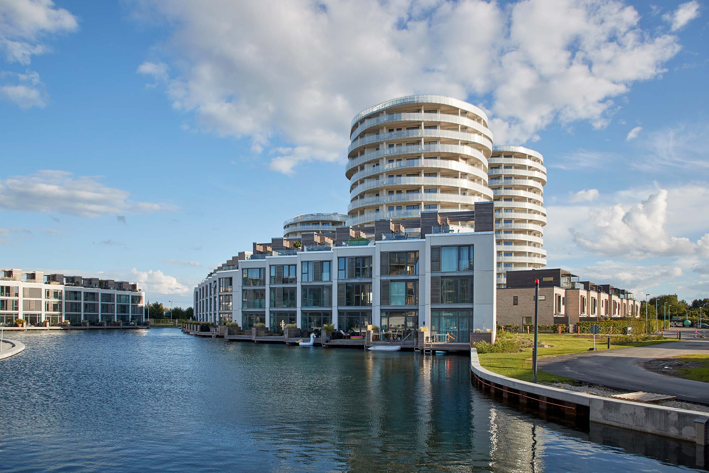 Nybyggede lejligheder i tårn på Islands Brygge med vand i forgrunden
