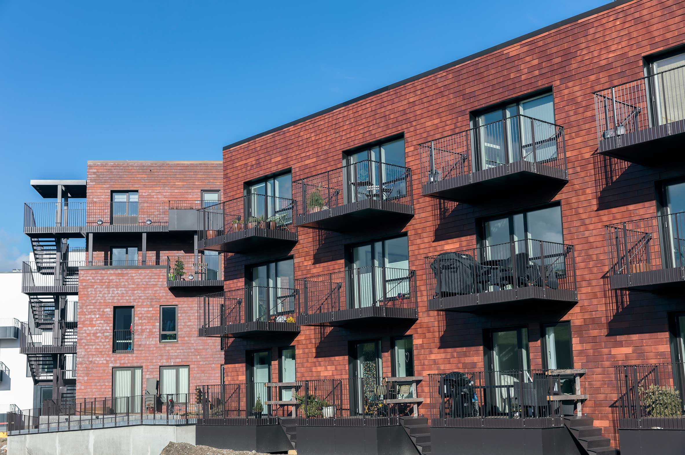 Lejlighedskompleks i Køge med altan og terrasse