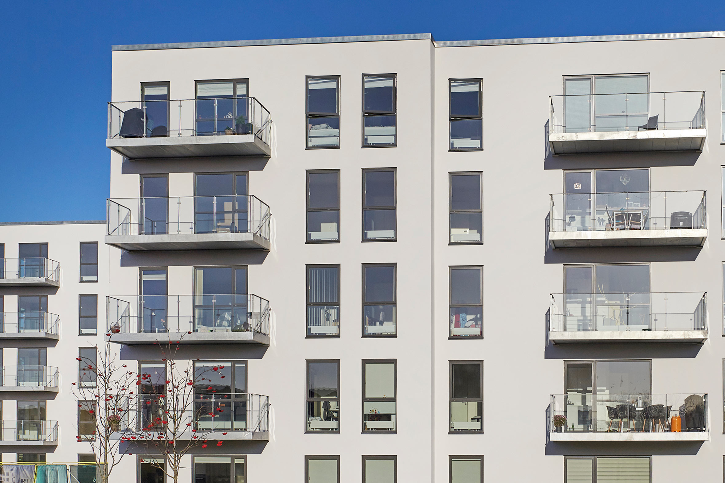 Nybyggede lejligheder i Hillerød med hvid facade og altaner