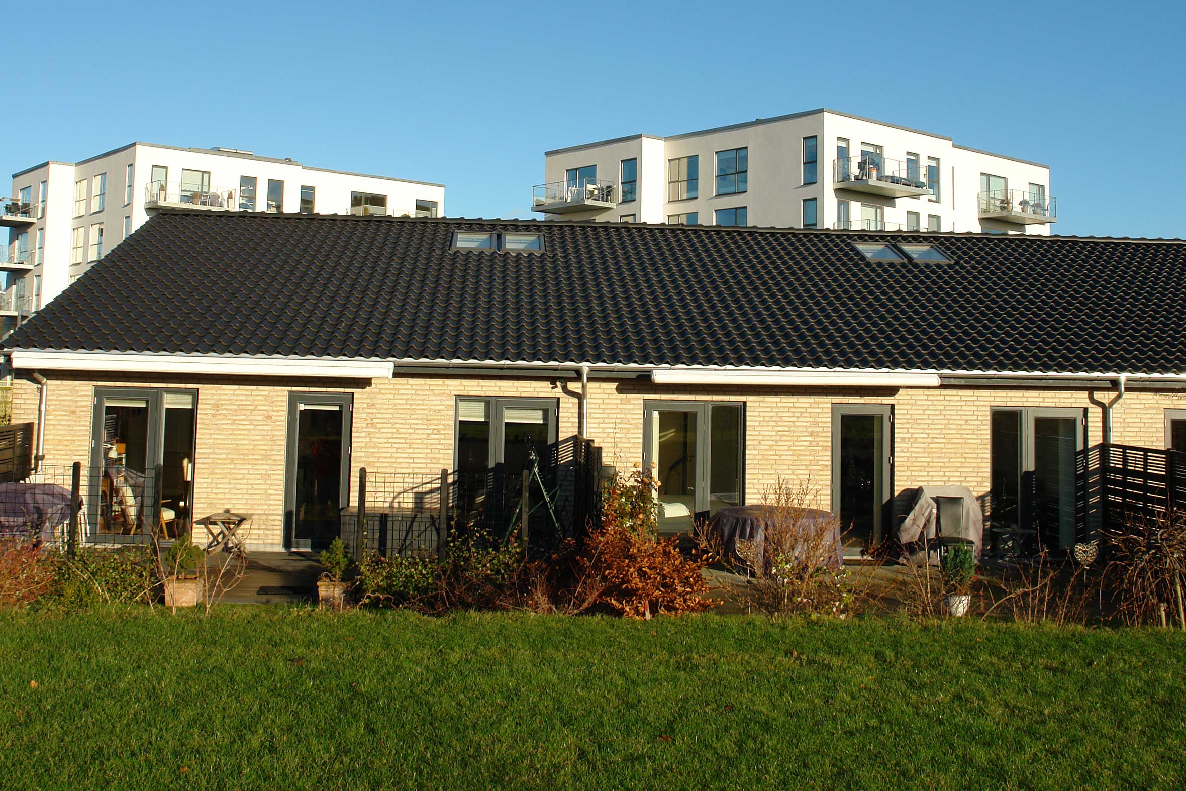 1-plans rækkehuse med grøn have og terrasse i Hillerød