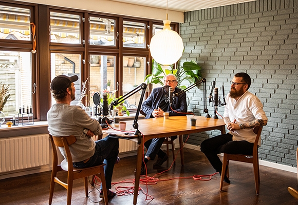 Episode 11: Forstadshjem Tre mænd sidder og optager podcast om forstaden