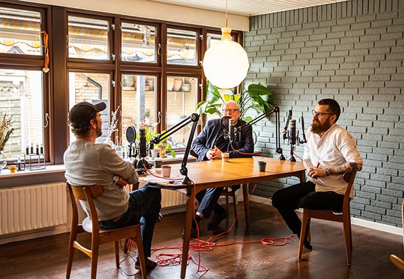 Tre mænd sidder og optager podcast om forstaden
