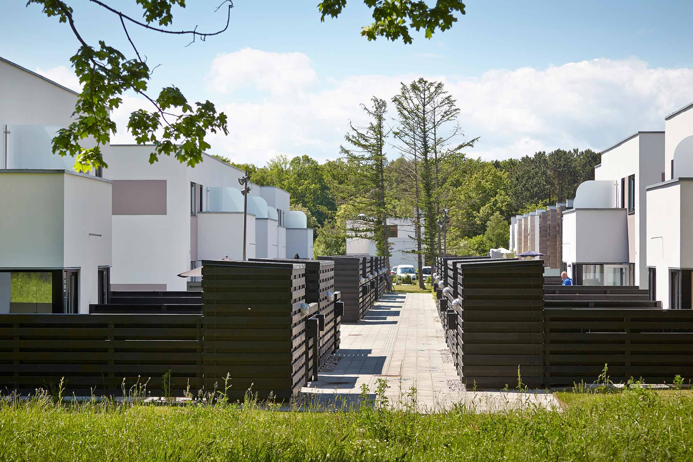 2-plans rækkehuse med hvid facade og skur i forhaven i Farum